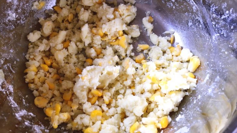 早餐+黄金窝窝头,将土豆泥和玉米粒均匀混合
