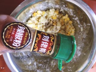 早餐+黄金窝窝头,撒上适量的辣椒粉，搅拌均匀