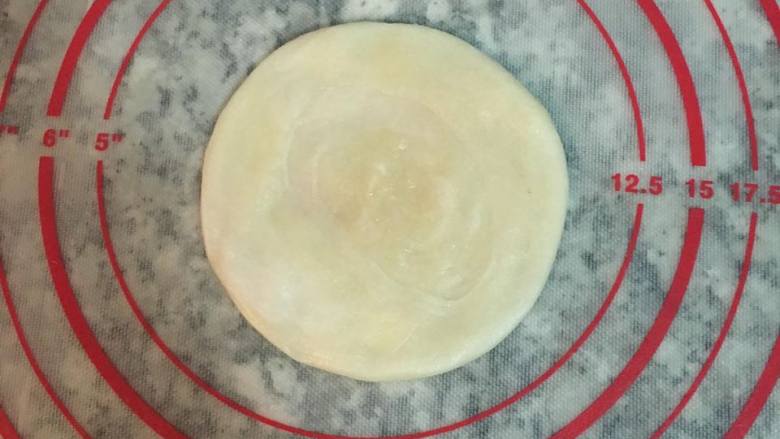 中式點心+古早味紅豆酥餅,将对切后的面团，直接压扁，并杆成小圆形。