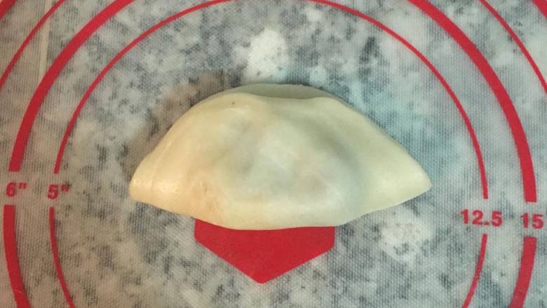 中式點心+古早味紅豆酥餅,麵皮對摺成餃子狀，並將開口壓緊