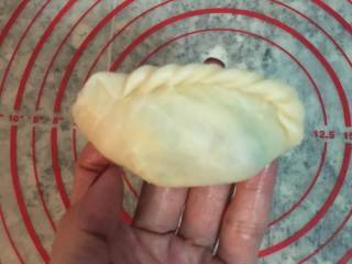 中式點心+古早味紅豆酥餅,封口处压折出辫子花，手指用力压一下后，往内折一下并压紧。