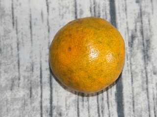 水果沙拉,一个橘子