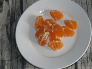 水果沙拉,橘子剥皮。切两半