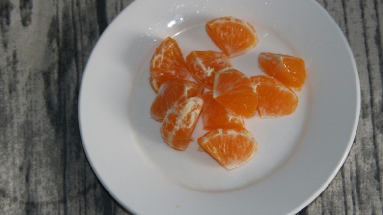 水果沙拉,橘子剥皮。切两半