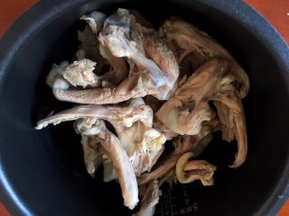 黑酱油+卤鸭锁骨,将锁骨从中间切开后一层一层铺满电饭锅
