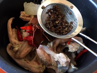 黑酱油+卤鸭锁骨,将花椒粒用漏勺装着冲水洗净入锅