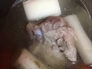 🍲淮山牛蒡龙骨汤,大概煲半个小时后放入淮山.