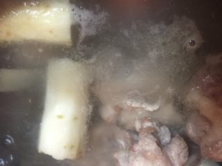 🍲淮山牛蒡龙骨汤,把牛蒡和胡萝卜放入大火煮开转小火.