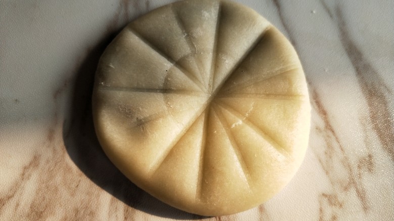 豆沙菊花酥,将面饼分成12份
用刀背在面饼上压出印。