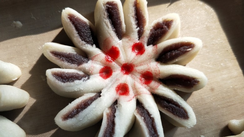 豆沙菊花酥,烤箱预热160度。
用食用色素在圆圈内装饰红点。