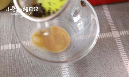 把你捧在手上：小小玻璃罐中的丰富滋味,茶叶过筛滤出。