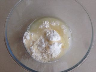 植物油版老婆饼,做水油皮，将水、油、糖和面粉放盆里