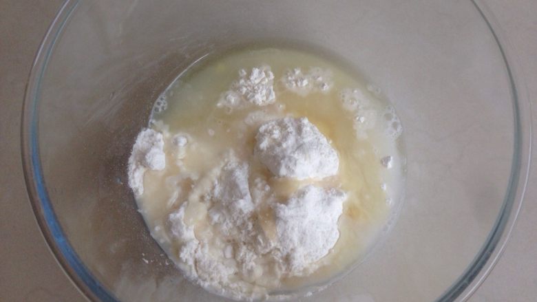 植物油版老婆饼,做水油皮，将水、油、糖和面粉放盆里