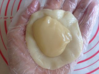 植物油版老婆饼,将水油皮擀成圆形，旁边薄中间厚，将油酥放在中间。收口，捏紧，收口朝下，盖保鲜膜，松驰15分钟