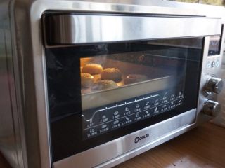 植物油版老婆饼,放进已经提前预热190度的东菱K40C烤箱中下层，烘烤20分钟