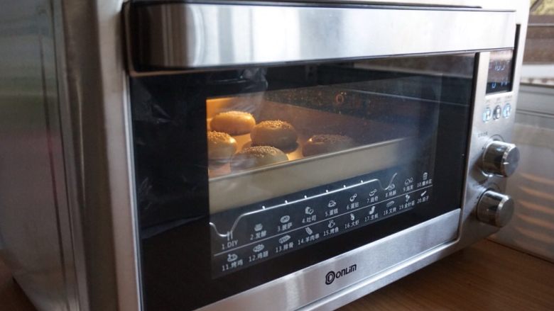 植物油版老婆饼,放进已经提前预热190度的东菱K40C烤箱中下层，烘烤20分钟