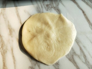 豆沙小酥饼,用擀面杖擀开圆形。