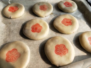 豆沙小酥饼,烤箱预热160度。
用食用色素在饼胚中间位置印上花型。