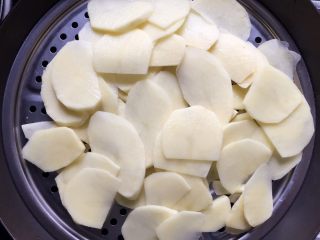 黑酱油+肉末包金山,先将土豆去皮洗净，切成薄片，上锅隔水蒸熟。