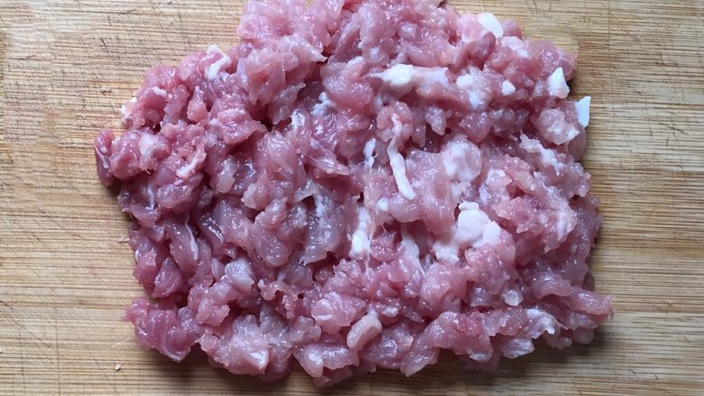 黑酱油+肉末包金山,在蒸土豆的时候，把猪肉洗净切成小丁备用。
