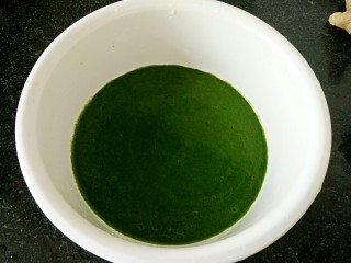 百财饺子,用榨汁机榨成菠菜汁。