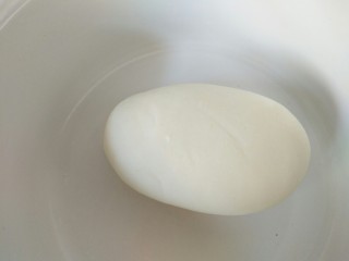 百财饺子,然后揉成光滑，均匀软硬适中的白面团。