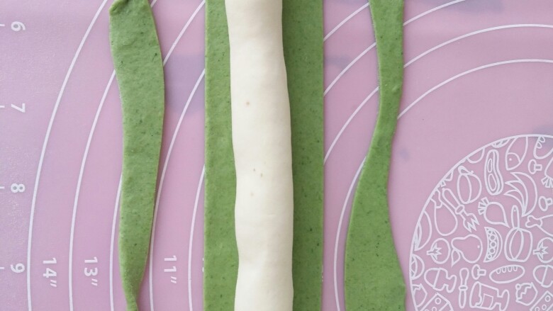 百财饺子,白面团搓成长条状，放在绿面片中间，如图