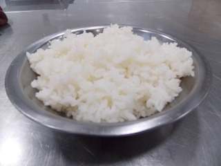 简简单单蛋炒饭,上一餐剩下的白米饭打散，当然炒饭不一定就要用剩饭，新出锅的米饭也可以做炒饭的。