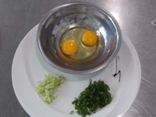 简简单单蛋炒饭,鸡蛋磕入碗中，大葱切末，小葱切花。