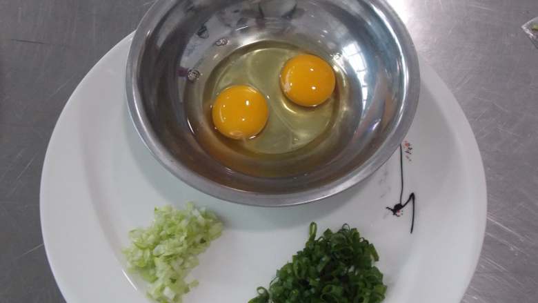简简单单蛋炒饭,鸡蛋磕入碗中，大葱切末，小葱切花。