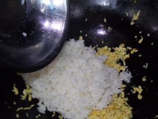 简简单单蛋炒饭,倒入米饭翻炒。