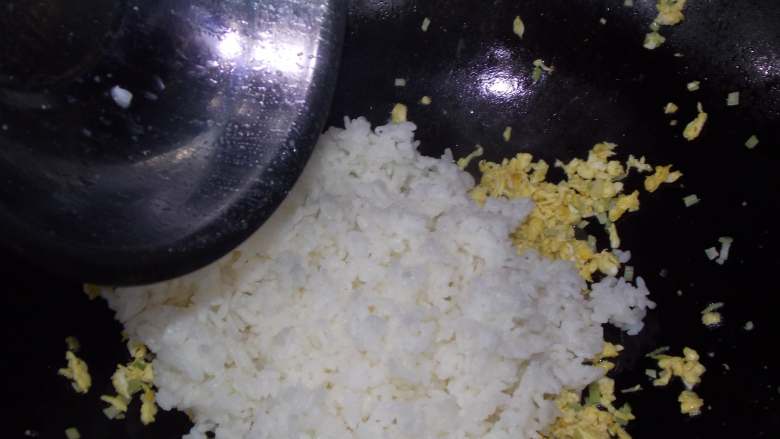 简简单单蛋炒饭,倒入米饭翻炒。