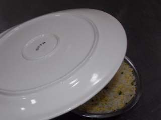 简简单单蛋炒饭,用盘子扣在上面抓住小盆翻过来做一个简单的造型。