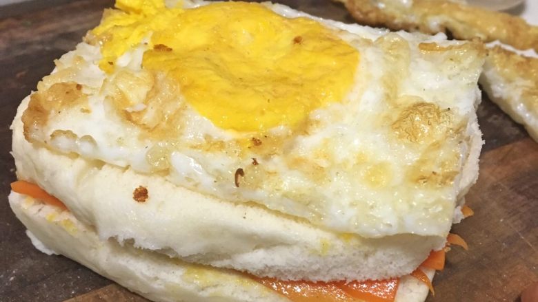 馒头三明治,放一层馒头，盖上鸡蛋