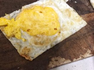 馒头三明治,圆形的鸡蛋去掉边角，切成成长方形，跟馒头大小一样