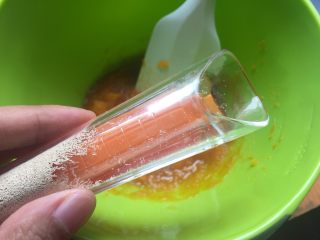 南瓜发糕,经过搅拌后的南瓜泥降温至40度以下，放入酵母粉。搅拌均匀至无颗粒。