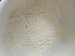麦穗饺子,面粉放入和面盘中。