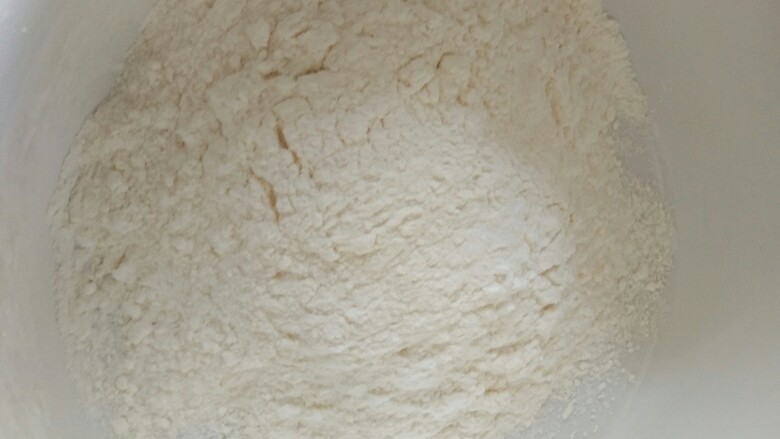 麦穗饺子,面粉放入和面盘中。