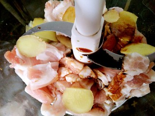 麦穗饺子,肉片姜片一起放入绞肉机中，加味极鲜，料酒，老抽
