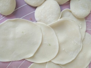 麦穗饺子,擀成中间厚边缘薄的饺子皮。
