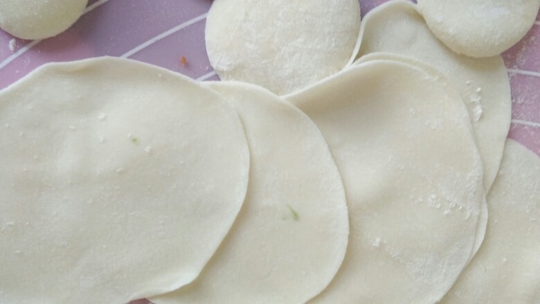 麦穗饺子,擀成中间厚边缘薄的饺子皮。