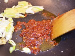 肉末茄子（健康少油版）,放入郫县豆瓣酱，小火炒出红油。