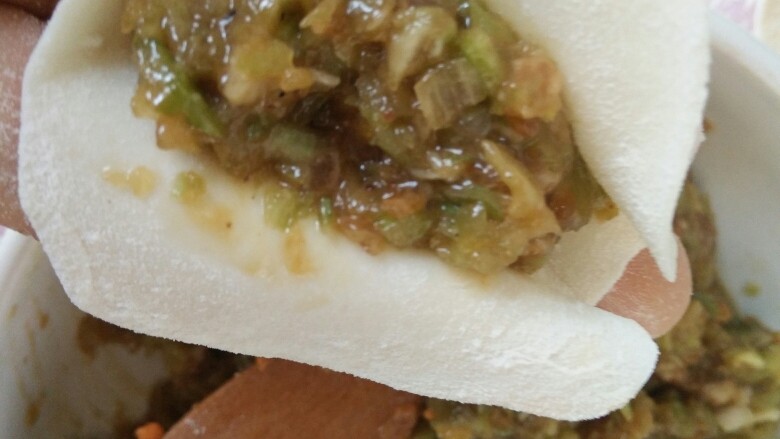 麦穗饺子,取一个饺子皮，中间放入馅。