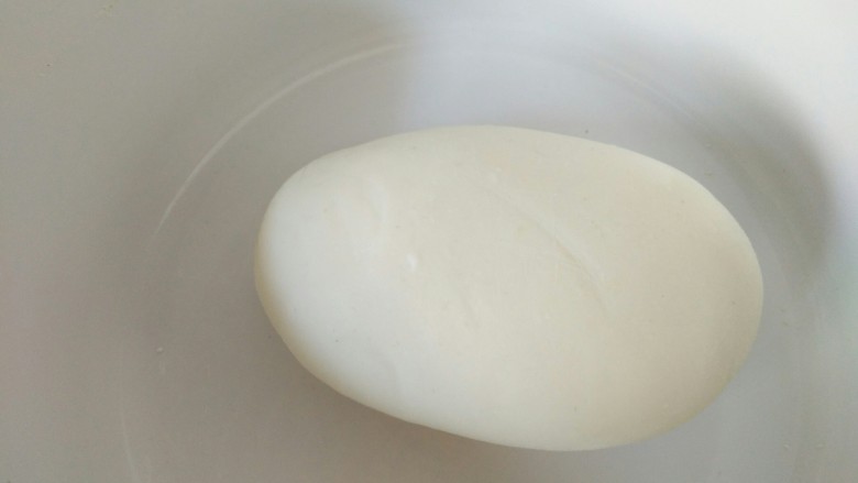 麦穗饺子,揉成软硬适度的面团，盖盖子醒面20分钟
