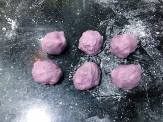 南瓜麻薯紫芋包,紫薯香芋馅分成6份