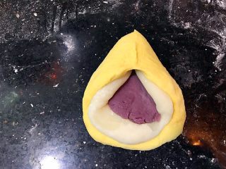 南瓜麻薯紫芋包,左右两侧捏实