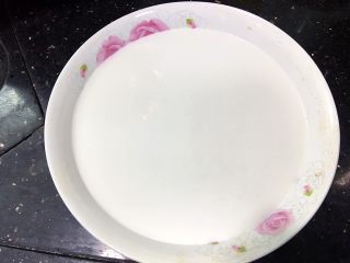 南瓜麻薯紫芋包,倒入陶瓷盘，上锅蒸20分钟