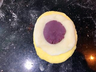 南瓜麻薯紫芋包,分别叠起