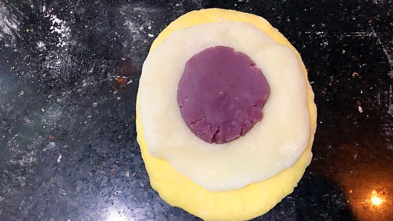 南瓜麻薯紫芋包,分别叠起