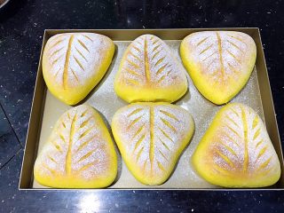南瓜麻薯紫芋包,入预热好的烤箱中180度烤20分钟
